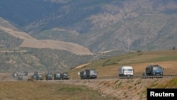 Колонна российских миротворцев покидает район Нагорного Карабаха. 22 сентября 2023 года. Reuters.