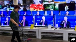 Уборщица в магазине электроники в Москве, 2017 год. Иллюстративное фото