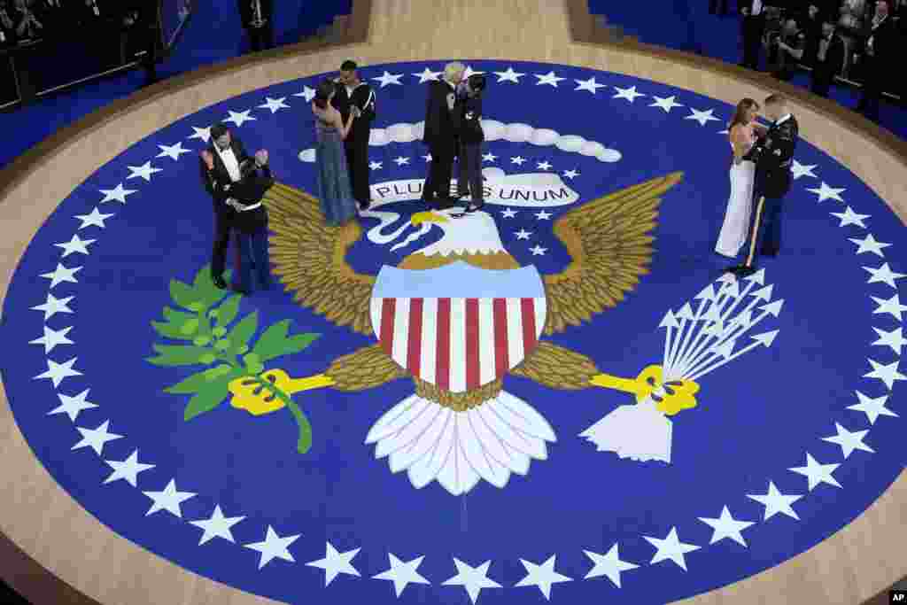 Вице-президент Джей Ди Вэнс (слева направо), его супруга Уша Вэнс, президент Дональд Трамп и первая леди Мелания Трамп танцуют с военнослужащими на балу главнокомандующего в Вашингтоне.