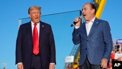 Дональд Трамп слушает выступление Ли Гринвуда на своем предвыборном митинге 5 октября 2024 года в Батлере, штат Пенсильвания