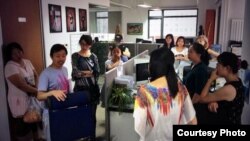 杜斌(左二)获保释后重返纽约时报北京分社探望同事们(网络相片)