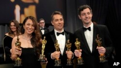 Авторский коллектив «Аноры» - Саманта Куан, Шон Бейкер и Алекс Коко на балу после вручения премии «Оскар» в воскресенье, 2 марта. 2025, в Лос-Анджелесе. (Фото AP/Джон Лочер)