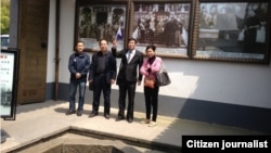 魏桢凌(左一)等五人清明节前在奉化溪口蒋介石故居。(魏桢凌提供)