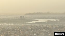 Клубы дыма поднимаются над столицей Судана - Хартумом