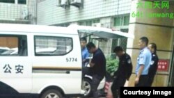 成都维稳人员郭井祥判刑后被押送看守所。(六四天网提供)