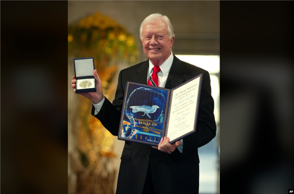 10 декабря 2002 года. Джимми Картер стал лауреатом Нобелевской премии мира &laquo;за усилия по мирному улаживанию конфликтов во всем мире и борьбу за права человека&raquo;. Таким образом, Картер пополнил список американцев, получивших эту престижную награду &mdash; подробнее о них мы рассказывали в этой статье.