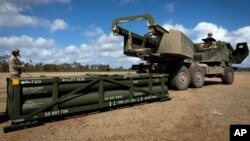 Кран для погрузки армейского тактического ракетного комплекса ATACMS на высокомобильную артиллерийскую ракетную систему HIMARS (архивное фото).