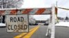 Знак «Дорога закрыта», размещенный из-за наводнения в Луисвилле, штат Кентукки, 16 февраля 2025