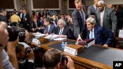 Слева направо: министр финансов США Джек Лью, министр энергетики США Эрнест Мониц и госсекретарь США Джон Керри в Комитете по иностранным делам Сената США. Вашингтон. 23 июля 2015 г.