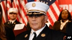 На этом снимке от 7 февраля 2023 года, предоставленном Департаментом пожарной охраны города Нью-Йорка, изображен Энтони Сакавино