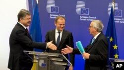 Петр Порошенко, Дональд Туск и президент Европейской Комиссии Жан-Клод Юнкер